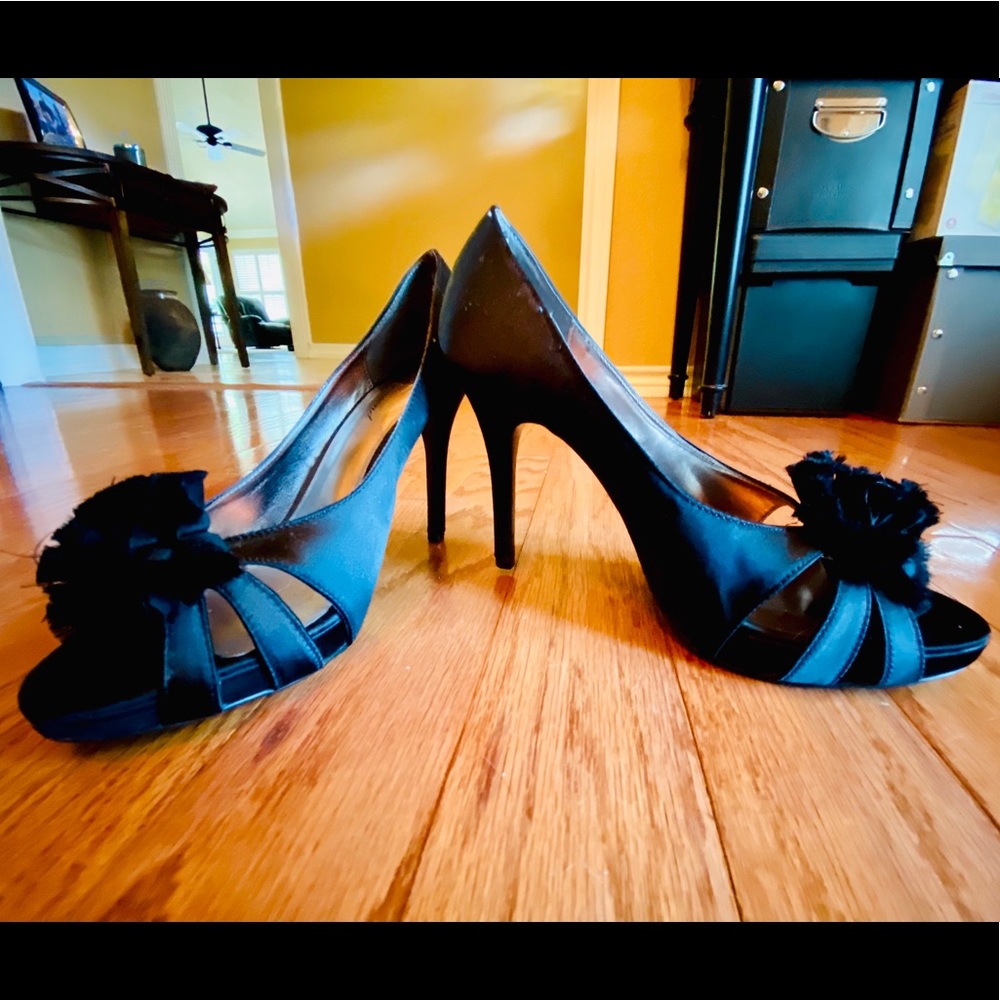 🖤Lulu Townsend black satin heels with Pom